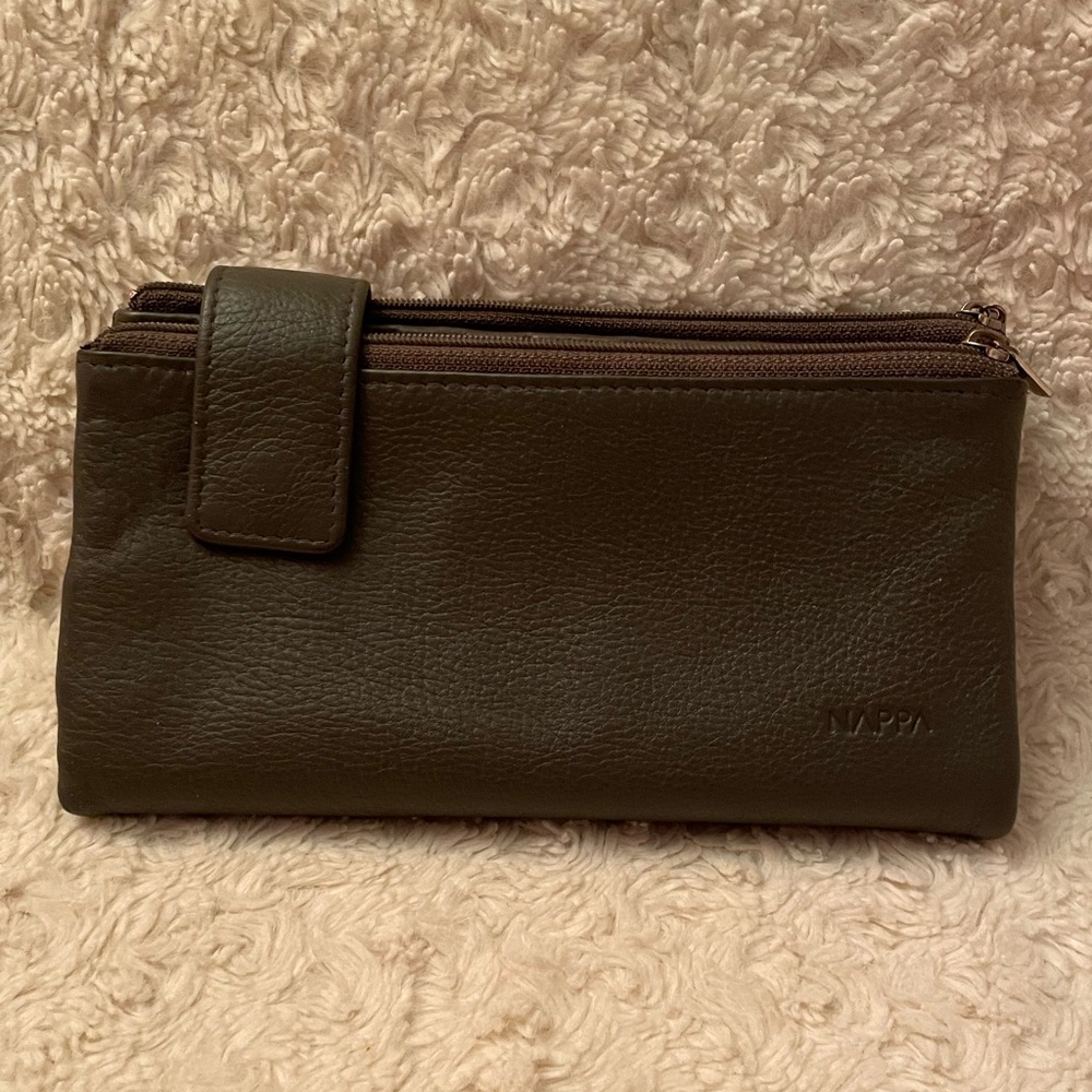 Nappa Charlotte Medium Leather Wallet in Pewter Designed in Canada Like New